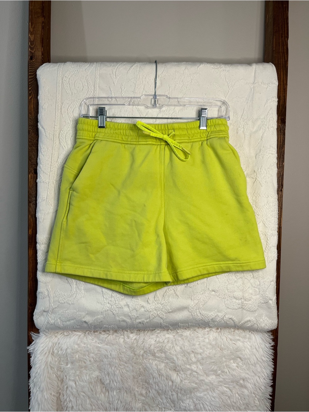 Lululemon Loungeful High-Rise Short 4" - Electric Lemon